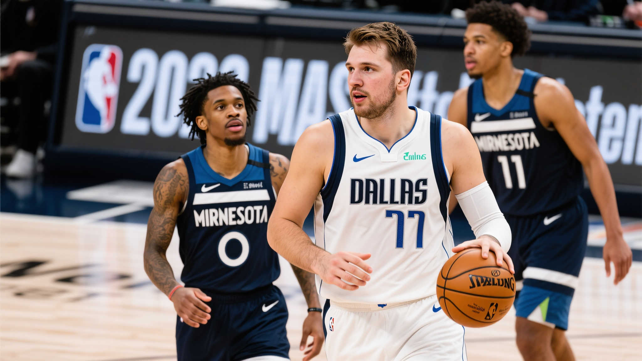 因此